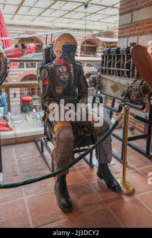 Ankara, Turchia - Marzo 26 2022: Statua in cera di un pilota turco maschile vestito in tute di volo e alcune attrezzature di volo in background Foto Stock