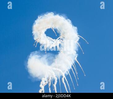 Fuma sotto forma di spirale ed esplosioni di scintilla nel cielo Foto Stock