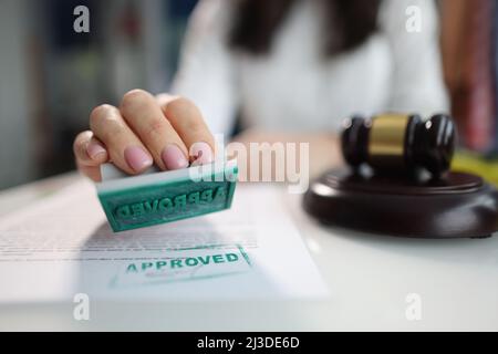 Il giudice mette il sigillo approvato sul documento in primo piano Foto Stock