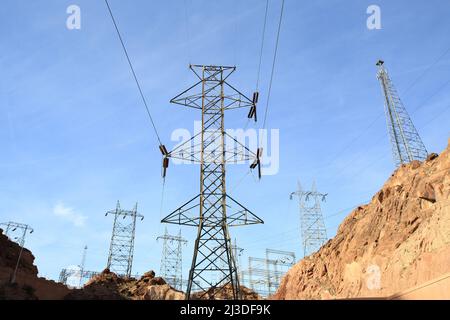 Piloni elettrici con linee elettriche alla diga di Hoover Foto Stock