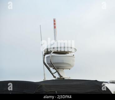 Parte superiore di uno yacht di lusso bianco con la navigazione attrezzatura su cielo blu con nuvole Foto Stock