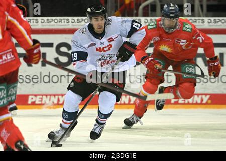 Duesseldorf, Germania. 07th Apr 2022. Hockey su ghiaccio: DEL, Düsseldorfer EG - Nürnberg Ice Tigers, campionato, 1st round, 2nd matchday, ISS Dome. Niklas Postel (l) di Düsseldorf e Andrew Bodnarchuk di Norimberga lottano per il pugno. Credit: Federico Gambarini/dpa/Alamy Live News Foto Stock