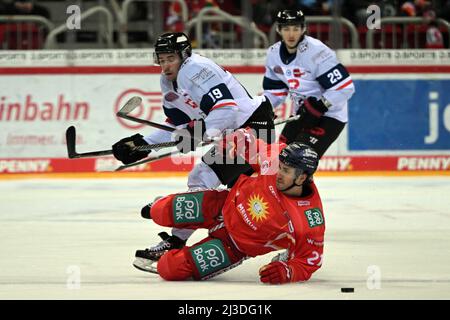 Duesseldorf, Germania. 07th Apr 2022. Hockey su ghiaccio: DEL, Düsseldorfer EG - Nürnberg Ice Tigers, campionato, 1st round, 2nd matchday, ISS Dome. Niklas Postel (l) di Düsseldorf e Max Kislinger di Norimberga lottano per il pugile. Credit: Federico Gambarini/dpa/Alamy Live News Foto Stock