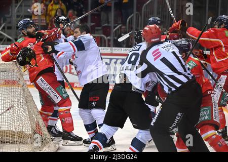 Duesseldorf, Germania. 07th Apr 2022. Hockey su ghiaccio: DEL, Düsseldorfer EG - Nürnberg Ice Tigers, campionato, 1st round, 2nd matchday, ISS Dome. Jerry D Amigo di Düsseldorf (l) e Patrick Reimer di Norimberga combattono sul ghiaccio. Credit: Federico Gambarini/dpa/Alamy Live News Foto Stock