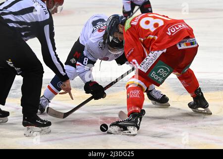 Duesseldorf, Germania. 07th Apr 2022. Hockey su ghiaccio: DEL, Düsseldorfer EG - Nürnberg Ice Tigers, campionato, 1st round, 2nd matchday, ISS Dome. Stephen Macaulay (r) di Dusseldorf e Tyler Sheehy di Norimberga lottano per il puck. Credit: Federico Gambarini/dpa/Alamy Live News Foto Stock