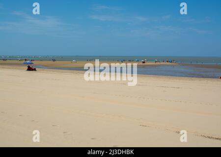 Spiagge di sabbia dorata vicino Sanlucar de Barrameda, piccola città andalusa, Spagna in estate Foto Stock
