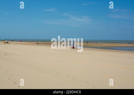 Spiagge di sabbia dorata vicino Sanlucar de Barrameda, piccola città andalusa, Spagna in estate Foto Stock