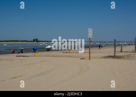 Spiagge di sabbia dorata vicino Sanlucar de Barrameda, piccola città andalusa, Spagna in estate Foto Stock