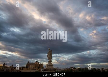 Camminando nella parte vecchia di Cordova, Andalusia, Spagna al tramonto Foto Stock