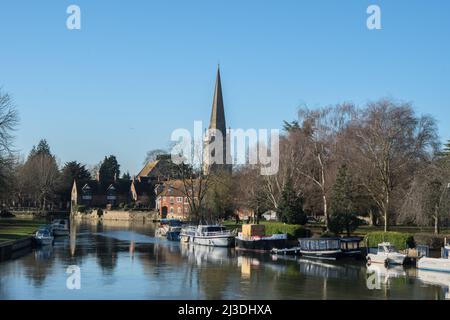 Vista sul fiume ad Abingdon-on-Thames, Oxfordshire con la chiesa di St. Helen sullo sfondo Foto Stock