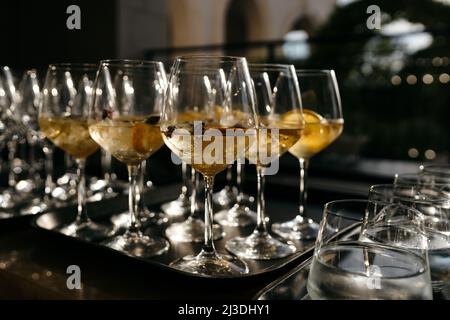 Bicchieri con una bevanda su sfondo scuro Foto Stock