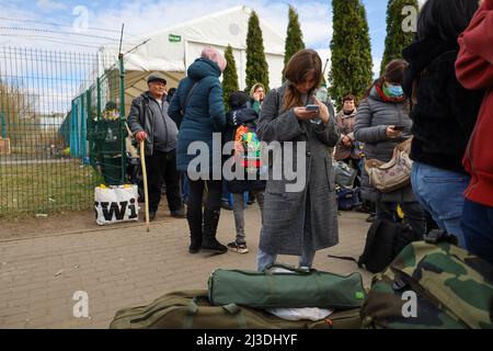 Medyka, Ucraina. 6th Apr 2022. Migliaia di ucraini in fuga dal terrore di Putin sono rimasti in fila per ore al confine polacco il 6 aprile 2022, in attesa di entrare nella città di confine di Medyka. (Credit Image: © Amy Katz/ZUMA Press Wire) Foto Stock