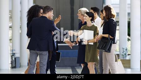 Un incontro informale e un saluto. Scatto corto di due uomini d'affari che scuotono le mani durante un incontro e saluto. Foto Stock