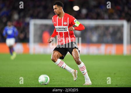 LEICESTER, REGNO UNITO. APRILE 7th Cody Gakpo di PSV Eindhoven in azione durante la finale del quartiere della Conferenza UEFA Europa tra Leicester City e PSV Eindhoven al King Power Stadium di Leicester giovedì 7th aprile 2022. (Credit: Jon Hobley | MI News) Credit: MI News & Sport /Alamy Live News Foto Stock