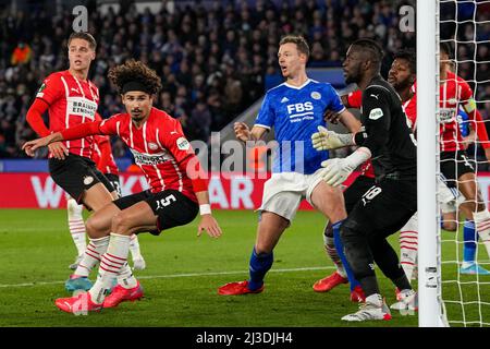 LEICESTER, REGNO UNITO - APRILE 7: Andre Ramalho del PSV Eindhoven, portiere Yvon Msogno del PSV Eindhoven durante il turno della UEFA Conference League del 8 tappa una partita tra Leicester City e PSV Eindhoven al King Power Stadium il 7 aprile 2022 a Leicester, Regno Unito (Foto di Patrick Goosen/Orange Pictures) Foto Stock