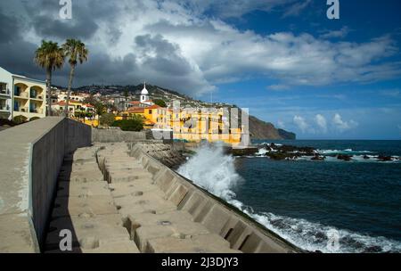 Il frangiflutti che conduce al Forte di São Tiago situato nel centro storico di Funchal, Madeira. Foto Stock