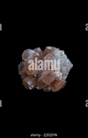 Cluster di cristalli di aragonite, una pietra minerale su sfondo nero. Foto Stock