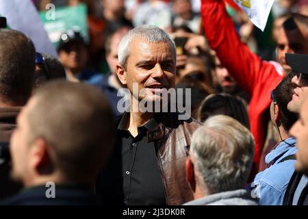 Sofia, Bulgaria - 6 aprile 2022: Kostadin Kostadinov (C) è visto durante una manifestazione anti-governo e una protesta a sostegno della Russia di fronte Foto Stock