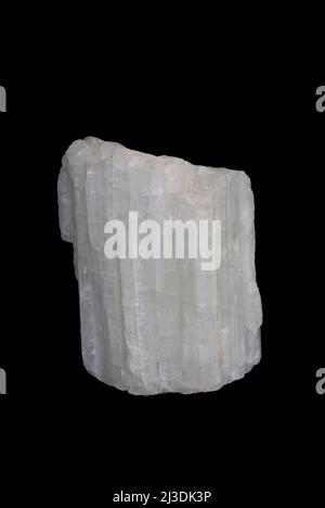 Acquamarina, una pietra minerale su sfondo nero. Foto Stock