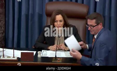 Washington, Stati Uniti d'America. 07th Apr 2022. Il vicepresidente degli Stati Uniti Kamala Harris annuncia il voto tally alla conclusione del voto del Senato degli Stati Uniti sulla nomina del giudice Ketanji Brown Jackson ad essere un membro della Giustizia della Corte Suprema degli Stati Uniti nella Camera del Senato degli Stati Uniti nel Campidoglio degli Stati Uniti a Washington, DC giovedì, Aprile 7, 2022. Giudice Brown è stato confermato da un voto di 53 - 47.credito obbligatorio: US Senate TV via CNP / Sipa USA credito: Sipa USA / Alamy Live News Foto Stock