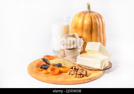 zucca, miglio e altri ingredienti per porridge di zucca su sfondo chiaro Foto Stock