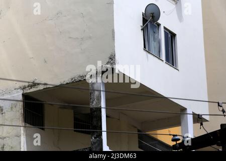 salvador, bahia, brasile - 17 aprile 2019: Infiltrazioni e crepe nel muro di un edificio residenziale nella città di Salvador. Foto Stock