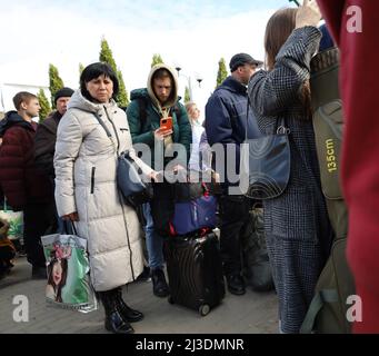 Medyka, Ucraina. 6th Apr 2022. Migliaia di ucraini in fuga dal terrore di Putin sono rimasti in fila per ore al confine polacco il 6 aprile 2022, in attesa di entrare nella città di confine di Medyka. (Credit Image: © Amy Katz/ZUMA Press Wire) Foto Stock