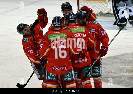 Duesseldorf, Germania. 07th Apr 2022. Hockey su ghiaccio: DEL, Düsseldorfer EG - Nürnberg Ice Tigers, campionato, 1st round, 2nd matchday, ISS Dome. I giocatori festeggiano le 4:1 (l) di Tobias Eder. Düsseldorf Credit: Federico Gambarini/dpa/Alamy Live News Foto Stock