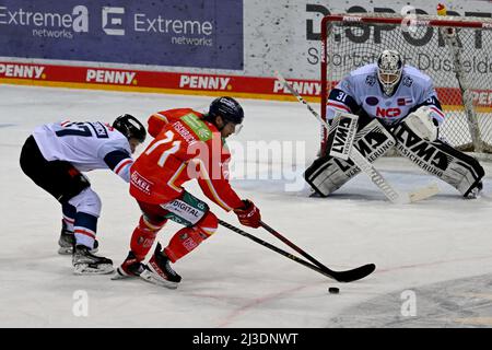 Duesseldorf, Germania. 07th Apr 2022. Hockey su ghiaccio: DEL, Düsseldorfer EG - Nürnberg Ice Tigers, campionato, 1st round, 2nd matchday, ISS Dome. Daniel Fischbuch di Düsseldorf (r) e Marko Friedrich di Norimberga lottano per il puck. Credit: Federico Gambarini/dpa/Alamy Live News Foto Stock