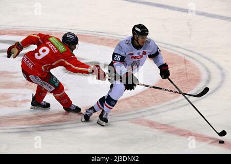 Duesseldorf, Germania. 07th Apr 2022. Hockey su ghiaccio: DEL, Düsseldorfer EG - Nürnberg Ice Tigers, campionato, 1st round, 2nd matchday, ISS Dome. Jerry D'Amigo di Düsseldorf (l) e Dennis Lobach di Norimberga lottano per il puck. Credit: Federico Gambarini/dpa/Alamy Live News Foto Stock