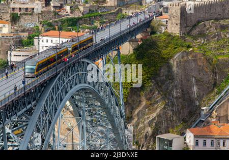 Metro do Porto tram che attraversa Pont Luiz 1 ponte sul fiume Douro Porto Portogallo che è stato progettato da Theophile Seyrig un partner di Gustave Eiffel Foto Stock