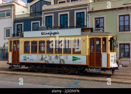 Porto tram 220 a Passeio Alegre a Foz alla foce del fiume Douro a Porto Portogallo. Foto Stock