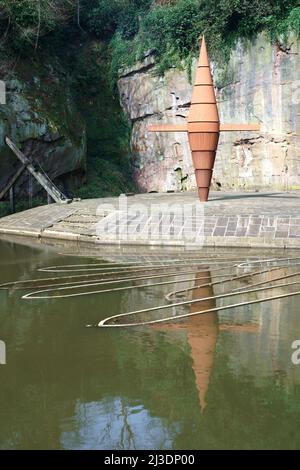 Scultura con gru in acciaio che emula una gru in legno del 18th secolo a Worsley Delph sul canale Bridgewater a Worsley, Salford, Greater Manchester Foto Stock