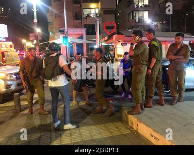 Tel Aviv, Israele. 07th Apr 2022. Almeno due persone sono morte e quattro sono state gravemente ferite durante un tiro nel centro di Tel Aviv giovedì 7 aprile 2022. (Foto di Matan Golan/Sipa USA) Credit: Sipa USA/Alamy Live News Foto Stock