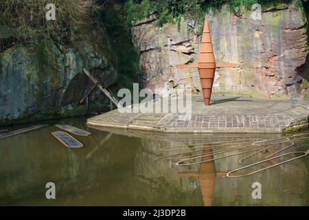 Scultura con gru in acciaio che emula una gru in legno del 18th secolo a Worsley Delph sul canale Bridgewater a Worsley, Salford, Greater Manchester Foto Stock