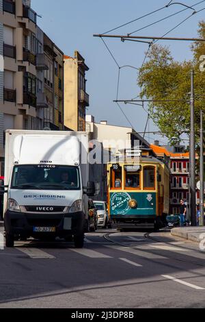 Porto tram 218 a un incrocio trafficato nel centro di Porto in Portogallo. Foto Stock