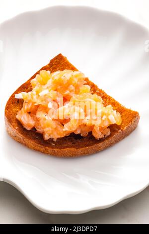 tartare di salmone su pane fritto Foto Stock