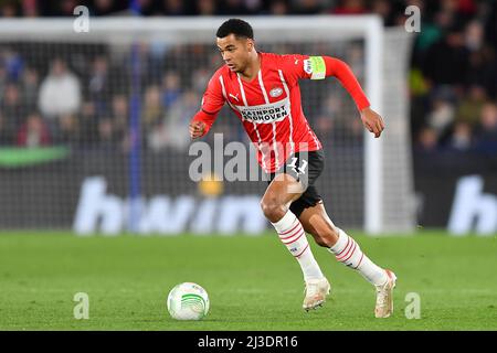 LEICESTER, REGNO UNITO. APRILE 7th Cody Gakpo di PSV Eindhoven corre con la palla durante la finale del quartiere della Conferenza UEFA Europa tra Leicester City e PSV Eindhoven al King Power Stadium di Leicester giovedì 7th aprile 2022. (Credit: Jon Hobley | MI News) Credit: MI News & Sport /Alamy Live News Foto Stock