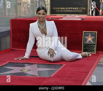 Los Angeles, Stati Uniti. 07th Apr 2022. La cantante, l'attrice, l'autore e il produttore Ashanti, vincitrice del premio American Grammy Awards, siede accanto alla sua stella durante una cerimonia di inaugurazione che la onorerà con la stella 18th sulla Hollywood Walk of Fame giovedì 7 aprile 2022 a Los Angeles. Foto di Jim Ruymen/UPI Credit: UPI/Alamy Live News Foto Stock