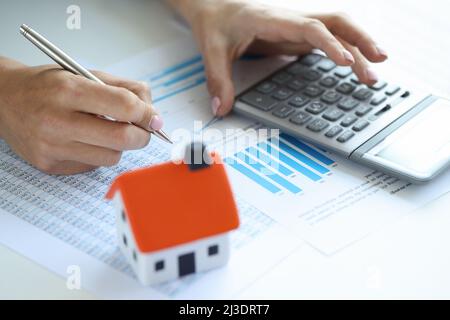 Calcolo di acquisto o costruzione di casa su credito Foto Stock