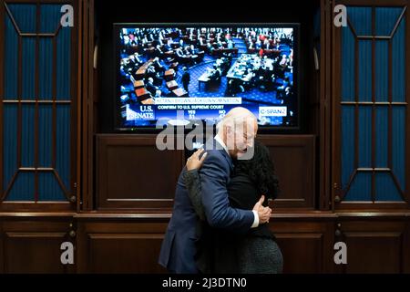 Washington, Vereinigte Staaten. 07th Apr 2022. Il Presidente degli Stati Uniti Joe Biden e Hugs associato Supreme Court candidato Ketanji Brown Jackson dopo aver superato la soglia di voto del 50 detenuto dal Senato degli Stati Uniti per la sua conferma alla Corte Suprema alla Casa Bianca di Washington, DC il 7 aprile 2022. Credit: Joshua Roberts/Pool via CNP/dpa/Alamy Live News Foto Stock