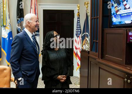 Washington, Vereinigte Staaten. 07th Apr 2022. Il Presidente degli Stati Uniti Joe Biden e il candidato della Corte Suprema Ketanji Brown Jackson guardano mentre il Senato degli Stati Uniti vota per confermarla alla Corte Suprema alla Casa Bianca di Washington, DC il 7 aprile 2022. Credit: Joshua Roberts/Pool via CNP/dpa/Alamy Live News Foto Stock