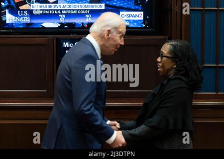 Washington, Vereinigte Staaten. 07th Apr 2022. Il Presidente degli Stati Uniti Joe Biden e Hugs associato Supreme Court candidato Ketanji Brown Jackson dopo aver superato la soglia di voto del 50 detenuto dal Senato degli Stati Uniti per la sua conferma alla Corte Suprema alla Casa Bianca di Washington, DC il 7 aprile 2022. Credit: Joshua Roberts/Pool via CNP/dpa/Alamy Live News Foto Stock