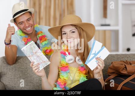 felice coppia di viaggiatori con passaporti e biglietti Foto Stock