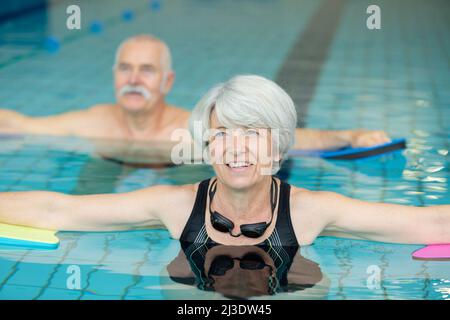 coppia anziana felice in acqua classe fitness piscina Foto Stock