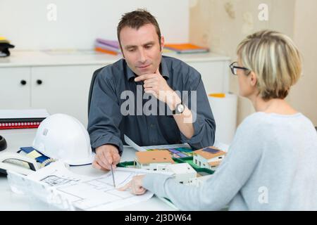 cliente femminile e architetto in cantiere Foto Stock