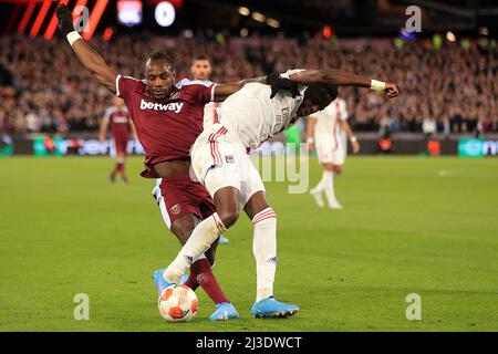 Londra, Regno Unito. 07th Apr 2022. Michail Antonio di West Ham United (L) detiene il Castello Lukeba di Lione (R) Utd contro Lione al London Stadium, Queen Elizabeth Olympic Park di Londra giovedì 7th aprile 2022. Questa immagine può essere utilizzata solo a scopo editoriale. Solo per uso editoriale, licenza richiesta per uso commerciale. Nessun uso in scommesse, giochi o un singolo club/campionato/player pubblicazioni. pic di Steffan Bowen/Andrew Orchard sport fotografia/Alamy Live news credito: Andrew Orchard sport fotografia/Alamy Live News Foto Stock