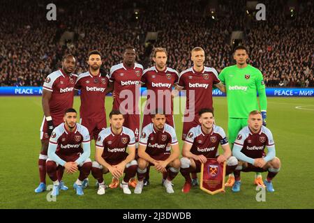 Londra, Regno Unito. 07th Apr 2022. La squadra di partenza del West Ham United 11 posa per una fotografia di squadra prima del calcio d'inizio. UEFA Europa League match, quarto finale 1st tappa, West Ham Utd / Lione al London Stadium, Queen Elizabeth Olympic Park a Londra giovedì 7th aprile 2022. Questa immagine può essere utilizzata solo a scopo editoriale. Solo per uso editoriale, licenza richiesta per uso commerciale. Nessun uso in scommesse, giochi o un singolo club/campionato/player pubblicazioni. pic di Steffan Bowen/Andrew Orchard sport fotografia/Alamy Live news credito: Andrew Orchard sport fotografia/Alamy Live News Foto Stock