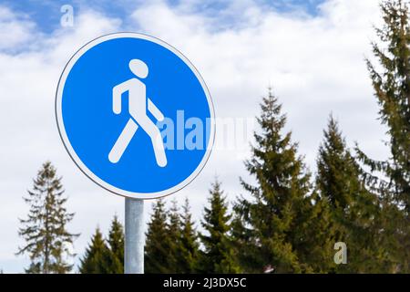 Sentiero pedonale. Foto di primo piano del cartello blu rotondo della strada Foto Stock