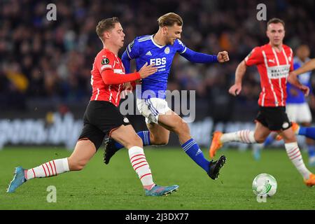 LEICESTER, REGNO UNITO. APR 7th Kiernan Dewsbury-Hall of Leicester City batte con Joey Veerman di PSV Eindhoven durante la partita finale del quartiere della Conferenza UEFA Europa tra Leicester City e PSV Eindhoven al King Power Stadium di Leicester giovedì 7th aprile 2022. (Credit: Jon Hobley | MI News) Credit: MI News & Sport /Alamy Live News Foto Stock